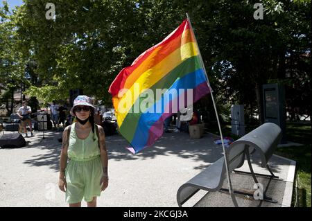 Die Regenbogenflagge auf der Abruzzen Pride Week, L'Aquila, Italien, 27. Juni 2021. Die Regenbogenflagge (auch Regenbogenflagge oder manchmal, unrechtmäßig, die schwule Flagge genannt) ist derzeit das am weitesten verbreitete und bekannteste Symbol der homosexuellen Befreiungsbewegung. Die ursprüngliche Regenbogenflagge von Gilbert Baker wurde 2015 von der MOMA Modern Art Gallery erworben. (Foto von Andrea Mancini/NurPhoto) Stockfoto