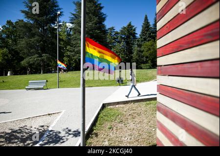 Die Regenbogenflagge auf der Abruzzen Pride Week, L'Aquila, Italien, 27. Juni 2021. Die Regenbogenflagge (auch Regenbogenflagge oder manchmal, unrechtmäßig, die schwule Flagge genannt) ist derzeit das am weitesten verbreitete und bekannteste Symbol der homosexuellen Befreiungsbewegung. Die ursprüngliche Regenbogenflagge von Gilbert Baker wurde 2015 von der MOMA Modern Art Gallery erworben. (Foto von Andrea Mancini/NurPhoto) Stockfoto