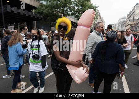 LONDON, GROSSBRITANNIEN – 27. JUNI 2021: Tausende von Menschen nehmen an einem von Save Our Scene organisierten protestmarsch durch das Zentrum Londons Teil, der fordert, dass die britische Regierung am 27. Juni 2021 in London, England, die Beschränkungen des Coronavirus-Virus für den Musik- und Gastgewerbe ohne weitere Verzögerung aufhebt. Die britische Nachtwirtschaft ist von den Beschränkungen von Covid-19 schwer betroffen, wobei die meisten Veranstaltungsorte seit Beginn der Pandemie geschlossen waren. (Foto von Wiktor Szymanowicz/NurPhoto) Stockfoto