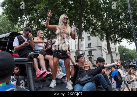 LONDON, GROSSBRITANNIEN – 27. JUNI 2021: Tausende von Menschen tanzen vor der Downing Street während des protestmarsches „Freedom to Dance“ durch das Zentrum Londons, organisiert von Save Our Scene, und fordern, dass die britische Regierung am 27. Juni 2021 in London, England, die Einschränkungen des Coronavirus-Virus für den Musik- und Gastgewerbe ohne weitere Verzögerung aufhebt. Die britische Nachtwirtschaft ist von den Beschränkungen von Covid-19 schwer betroffen, wobei die meisten Veranstaltungsorte seit Beginn der Pandemie geschlossen waren. (Foto von Wiktor Szymanowicz/NurPhoto) Stockfoto