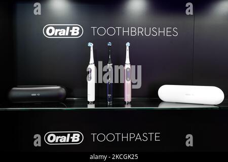 Oral-B IO Zahnbürsten mit der Magnettechnologie IO, die am 28,2021. Juni auf dem Mobile World Congress (MWC) Barcelona in Barcelona, Spanien, gezeigt wurde. (Foto von Joan Cros/NurPhoto) Stockfoto