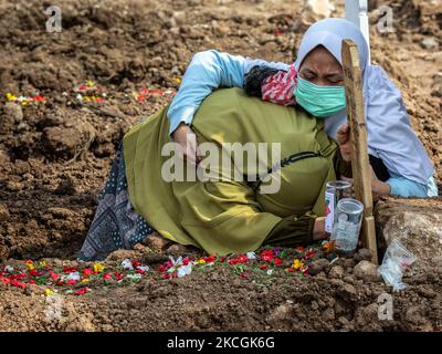 Menschen auf dem Friedhof Covid-19 in Jakarta, Indonesien, am 28. Juni 2021. (Foto von Donal Husni/NurPhoto) Stockfoto