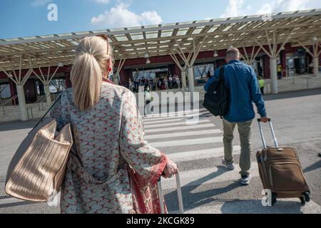 Passagiere mit Gesichtsmasken, wie sie am Chania International Airport CHQ auf der griechischen Insel Kreta zu sehen sind. Kreta ist ein beliebtes Reiseziel mit berühmten Stränden und stark entwickelter Tourismusindustrie, mit langer Touristensaison, da es in Südgriechenland in den Mittelmeergewässern liegt. Griechenland versucht, seinen Tourismus anzukurbeln und Privilegien für Impfungen gegen internationale Touristen und Einheimische aus dem Coronavirus Covid-19 zu gewähren, da das Land stark von der Tourismusbranche abhängig ist. Die Zahl der Passagiere im Weltluftverkehr sank aufgrund der Reisebeschränkungen, Sicherheitsmaßnahmen su Stockfoto