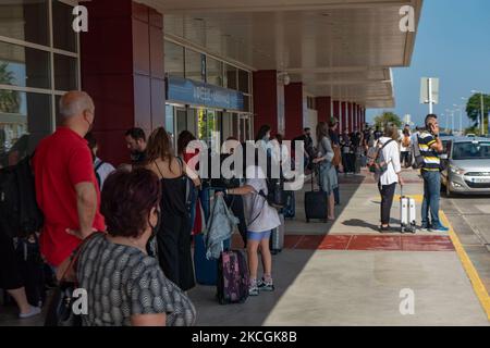 Passagiere mit Gesichtsmasken, wie sie am Chania International Airport CHQ auf der griechischen Insel Kreta zu sehen sind. Kreta ist ein beliebtes Reiseziel mit berühmten Stränden und stark entwickelter Tourismusindustrie, mit langer Touristensaison, da es in Südgriechenland in den Mittelmeergewässern liegt. Griechenland versucht, seinen Tourismus anzukurbeln und Privilegien für Impfungen gegen internationale Touristen und Einheimische aus dem Coronavirus Covid-19 zu gewähren, da das Land stark von der Tourismusbranche abhängig ist. Die Zahl der Passagiere im Weltluftverkehr sank aufgrund der Reisebeschränkungen, Sicherheitsmaßnahmen su Stockfoto