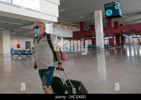 Passagiere mit Gesichtsmasken, wie sie am Chania International Airport CHQ auf der griechischen Insel Kreta zu sehen sind. Kreta ist ein beliebtes Reiseziel mit berühmten Stränden und stark entwickelter Tourismusindustrie, mit langer Touristensaison, da es in Südgriechenland in den Mittelmeergewässern liegt. Griechenland versucht, seinen Tourismus anzukurbeln und Privilegien für Impfungen gegen internationale Touristen und Einheimische aus dem Coronavirus Covid-19 zu gewähren, da das Land stark von der Tourismusbranche abhängig ist. Die Zahl der Passagiere im Weltluftverkehr sank aufgrund der Reisebeschränkungen, Sicherheitsmaßnahmen su Stockfoto