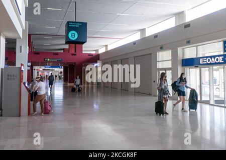 Passagiere mit Gesichtsmasken, wie sie am Chania International Airport CHQ auf der griechischen Insel Kreta zu sehen sind. Kreta ist ein beliebtes Reiseziel mit berühmten Stränden und stark entwickelter Tourismusindustrie, mit langer Touristensaison, da es in Südgriechenland in den Mittelmeergewässern liegt. Griechenland versucht, seinen Tourismus anzukurbeln und Privilegien für Impfungen gegen internationale Touristen und Einheimische aus dem Coronavirus Covid-19 zu gewähren, da das Land stark von der Tourismusbranche abhängig ist. Die Zahl der Passagiere im Weltluftverkehr sank aufgrund der Reisebeschränkungen, Sicherheitsmaßnahmen su Stockfoto