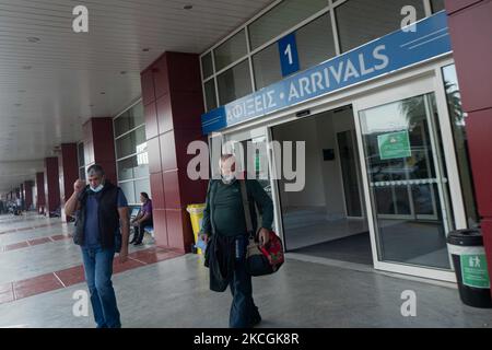 Passagiere mit Gesichtsmasken, wie sie am Chania International Airport CHQ auf der griechischen Insel Kreta zu sehen sind. Kreta ist ein beliebtes Reiseziel mit berühmten Stränden und stark entwickelter Tourismusindustrie, mit langer Touristensaison, da es in Südgriechenland in den Mittelmeergewässern liegt. Griechenland versucht, seinen Tourismus anzukurbeln und Privilegien für Impfungen gegen internationale Touristen und Einheimische aus dem Coronavirus Covid-19 zu gewähren, da das Land stark von der Tourismusbranche abhängig ist. Die Zahl der Passagiere im Weltluftverkehr sank aufgrund der Reisebeschränkungen, Sicherheitsmaßnahmen su Stockfoto