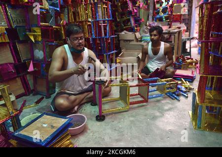 Der Besitzer zusammen mit seinem Arbeiter wird als Ratha Yatra in der Werkstatt kleine Wagen bauen sehen, die am 12.. Juni 2021 in Kalkutta, Indien, gefeiert werden. (Foto von Sukhomoy Sen/NurPhoto) Stockfoto