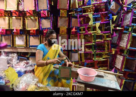 Als Ratha Yatra, das am 12.. Juni 2021 in Kalkutta, Indien, gefeiert wird, wird eine Frau aus der Familie in der Werkstatt kleine Wagen bauen sehen. (Foto von Sukhomoy Sen/NurPhoto) Stockfoto