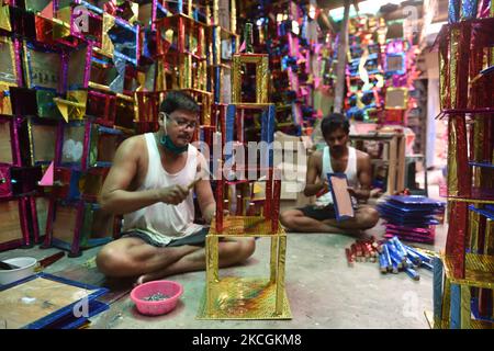 Der Besitzer zusammen mit seinem Arbeiter wird als Ratha Yatra in der Werkstatt kleine Wagen bauen sehen, die am 12.. Juni 2021 in Kalkutta, Indien, gefeiert werden. (Foto von Sukhomoy Sen/NurPhoto) Stockfoto