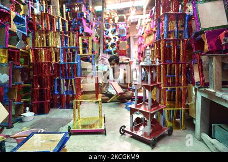 Als Ratha Yatra wird ein Arbeiter in der Werkstatt kleine Wagen bauen sehen, die am 12.. Juni 2021 in Kalkutta, Indien, gefeiert werden. (Foto von Sukhomoy Sen/NurPhoto) Stockfoto