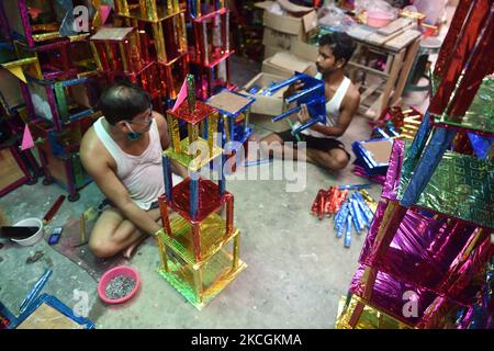 Der Besitzer zusammen mit seinem Arbeiter wird als Ratha Yatra in der Werkstatt kleine Wagen bauen sehen, die am 12.. Juni 2021 in Kalkutta, Indien, gefeiert werden. (Foto von Sukhomoy Sen/NurPhoto) Stockfoto