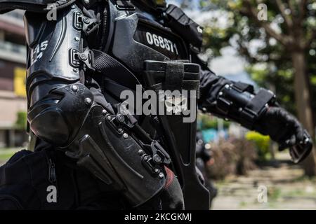 Eine Bereitschaftspolizei während eines Protestes gegen die Regierung in Medellin, Kolumbien, am 28. Juni 2021. Einige Menschen wurden durch Schüsse der Polizei ohne letale Gewehre verletzt. (Foto von Santiago Botero/NurPhoto) Stockfoto