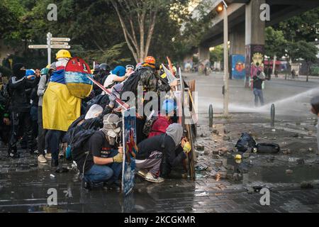 Bei einem Protest gegen die Regierung in Medellin, Kolumbien, am 28. Juni 2021 stoßen Demonstranten auf die Bereitschaftspolizei. Einige Menschen wurden durch Schüsse der Polizei ohne letale Gewehre verletzt. (Foto von Santiago Botero/NurPhoto) Stockfoto