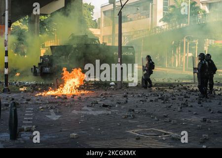 Bei einem Protest gegen die Regierung in Medellin, Kolumbien, am 28. Juni 2021 stoßen Demonstranten auf die Bereitschaftspolizei. Einige Menschen wurden durch Schüsse der Polizei ohne letale Gewehre verletzt. (Foto von Santiago Botero/NurPhoto) Stockfoto