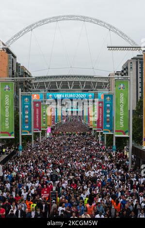 LONDON, GROSSBRITANNIEN - 29. JUNI 2021: Zehntausende Fußballfans verlassen das Wembley-Stadion, nachdem England am 29. Juni 2:0 2021 bei der EM 2020 in London, England, ein Spiel gegen Deutschland gewonnen hatte. Die Kapazität für das heutige Spiel in Wembley wurde auf 45.000 Zuschauer erhöht und ist damit die größte Zuschauermenge seit Beginn der Covid-19-Pandemie. (Foto von Wiktor Szymanowicz/NurPhoto) Stockfoto