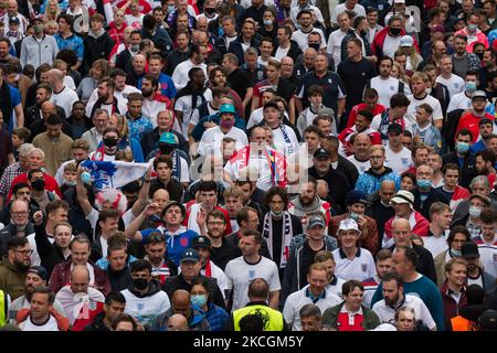 LONDON, GROSSBRITANNIEN - 29. JUNI 2021: Zehntausende Fußballfans verlassen das Wembley-Stadion, nachdem England am 29. Juni 2:0 2021 bei der EM 2020 in London, England, ein Spiel gegen Deutschland gewonnen hatte. Die Kapazität für das heutige Spiel in Wembley wurde auf 45.000 Zuschauer erhöht und ist damit die größte Zuschauermenge seit Beginn der Covid-19-Pandemie. (Foto von Wiktor Szymanowicz/NurPhoto) Stockfoto