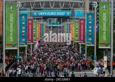 LONDON, GROSSBRITANNIEN - 29. JUNI 2021: Zehntausende Fußballfans verlassen das Wembley-Stadion, nachdem England am 29. Juni 2:0 2021 bei der EM 2020 in London, England, ein Spiel gegen Deutschland gewonnen hatte. Die Kapazität für das heutige Spiel in Wembley wurde auf 45.000 Zuschauer erhöht und ist damit die größte Zuschauermenge seit Beginn der Covid-19-Pandemie. (Foto von Wiktor Szymanowicz/NurPhoto) Stockfoto