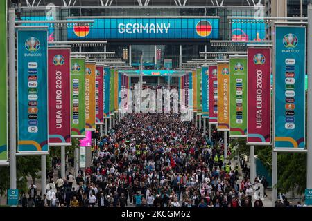 LONDON, GROSSBRITANNIEN - 29. JUNI 2021: Zehntausende Fußballfans verlassen das Wembley-Stadion, nachdem England am 29. Juni 2:0 2021 bei der EM 2020 in London, England, ein Spiel gegen Deutschland gewonnen hatte. Die Kapazität für das heutige Spiel in Wembley wurde auf 45.000 Zuschauer erhöht und ist damit die größte Zuschauermenge seit Beginn der Covid-19-Pandemie. (Foto von Wiktor Szymanowicz/NurPhoto) Stockfoto