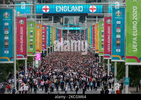 LONDON, GROSSBRITANNIEN - 29. JUNI 2021: Zehntausende Fußballfans verlassen das Wembley-Stadion, nachdem England am 29. Juni 2:0 2021 bei der EM 2020 in London, England, ein Spiel gegen Deutschland gewonnen hatte. Die Kapazität für das heutige Spiel in Wembley wurde auf 45.000 Zuschauer erhöht und ist damit die größte Zuschauermenge seit Beginn der Covid-19-Pandemie. (Foto von Wiktor Szymanowicz/NurPhoto) Stockfoto