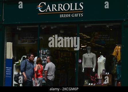 Blick auf einen offenen Carrolls-Laden im Stadtzentrum von Dublin. Am Dienstag, den 29. Juni 2021, in Dublin, Irland. (Foto von Artur Widak/NurPhoto) Stockfoto