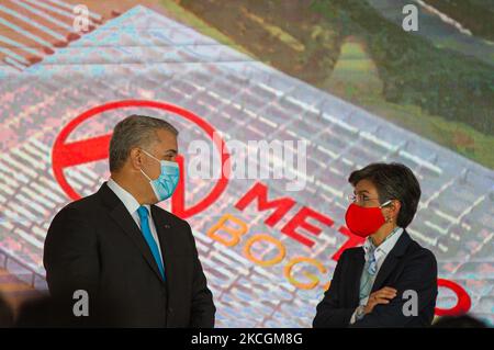 Der kolumbianische Präsident Ivan Duque Marquez (rechts) spricht während einer Pressekonferenz mit der Bürgermeisterin von Bogota, Claudia Lopez (links), über die erste Linie des U-Bahnsystems von Bogota, die bis 2028 eröffnet wird und live im Fernsehen übertragen wird, zusammen mit der Verkehrsministerin Angela Maria Orozco, dem Manager der U-Bahn von Bogota, Mauricio Ramirez, Die Bürgermeisterin von Bogota, Claudia Lopez, der Gouverneur von Cundinamarca von Nicolas Garcia und der Präsident von Kolumbien, Ivan Duque. Am 29. Juni 2021 in Bogota, Kolumbien. (Foto von Sebastian Barros/NurPhoto) Stockfoto