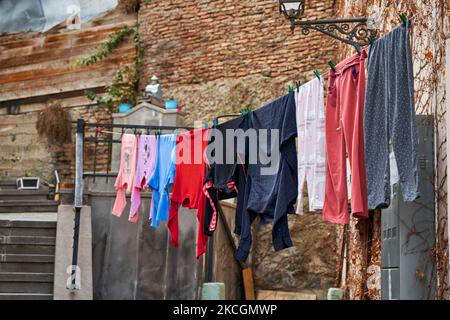 Haushaltstraditionen in Georgien. Die gewaschene Wäsche wird auf dem Balkon draußen getrocknet. Stockfoto