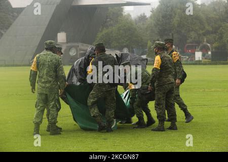 Beamte der Nationalgarde nehmen an der öffentlichen Zeremonie zum Gedenken an den zweiten Jahrestag der Gründung der Nationalgarde in Campo Marte Teil. Mexiko-Stadt, am 30. Juni 2021. Aufgrund der starken Regenfälle wurde dieses Ereignis ausgesetzt. (Foto von Cristian Leyva/NurPhoto) Stockfoto