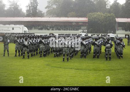 Beamte der Nationalgarde nehmen an der öffentlichen Zeremonie zum Gedenken an den zweiten Jahrestag der Gründung der Nationalgarde in Campo Marte Teil. Mexiko-Stadt, am 30. Juni 2021. Aufgrund der starken Regenfälle wurde dieses Ereignis ausgesetzt. (Foto von Cristian Leyva/NurPhoto) Stockfoto