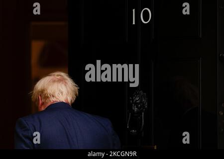 Der britische Premierminister Boris Johnson kehrt am 30. Juni 2021 von seinem wöchentlichen Auftritt im britischen Unterhaus in London, England, in die Downing Street zurück. (Foto von David Cliff/NurPhoto) Stockfoto