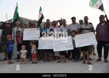 Vertriebene Zivilisten im Lager Deir Ballut, Syrien, organisierten am 30. Juni 2021 einen Solidaritätsstand mit dem Volk von Daraa al-Balad, das vom Assad-Regime belagert wird. In mehreren Gebieten des ländlichen Raums von Daraa kam es in letzter Zeit zu Zusammenstößen zwischen den Regierungstruppen und unbekannten Schützen, die auf Kontrollpunkte der Sicherheits- und Militärdienste des Regimes abzielten, was wiederum Kampagnen von Razzien und Verhaftungen ausführte, die verschiedene Gebiete von Daraa betrafen. Stockfoto