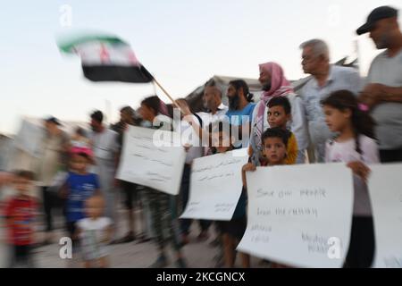 Vertriebene Zivilisten im Lager Deir Ballut, Syrien, organisierten am 30. Juni 2021 einen Solidaritätsstand mit dem Volk von Daraa al-Balad, das vom Assad-Regime belagert wird. In mehreren Gebieten des ländlichen Raums von Daraa kam es in letzter Zeit zu Zusammenstößen zwischen den Regierungstruppen und unbekannten Schützen, die auf Kontrollpunkte der Sicherheits- und Militärdienste des Regimes abzielten, was wiederum Kampagnen von Razzien und Verhaftungen ausführte, die verschiedene Gebiete von Daraa betrafen. Stockfoto