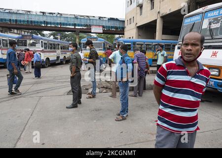 Am 1. Juli 2021 warten in einer städtischen Busstation in Kalkutta, Indien, täglich Fahrgäste auf einen Bus. West Bengalen Govt hat bestimmte Beschränkungen für die Sperre in Kraft gesetzt, die vom 1.. juli bis zum 15.. juli wirksam ist. Busse, Autos und toto-Dienste wurden mit einer Kapazität von 50 % wieder aufgenommen. Salon, Salon und Fitnessstudio können mit 50% Kunden eröffnet werden. Der lokale Zug und die U-Bahn werden laut dem indischen Medienbericht nicht in Betrieb sein. Obwohl die Busverbindungen nicht regelmäßig waren, da die Busdienstvereine gegen eine Erhöhung des Bustarifs protestierten und für eine Zwangsimpfung aller Busbetreiber appellierten. (Foto von Dipayan Bose/NurPhoto) Stockfoto