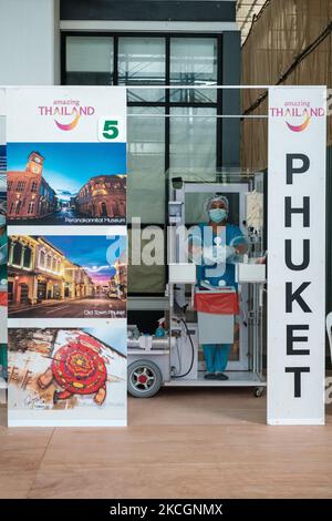 Die ersten internationalen Touristen, die nach Thailand einreisen, kommen am 1. Juli 2021 im Rahmen des Programms „Phuket Sandbox“ am internationalen Flughafen Phuket an. Besucher müssen sich bei ihrer Ankunft Covid-19-Kontrollen unterziehen und müssen sich 14 Tage auf der Insel aufhalten, bevor sie den Rest des Landes besuchen dürfen. (Foto von Thomas De Cian/NurPhoto) Stockfoto