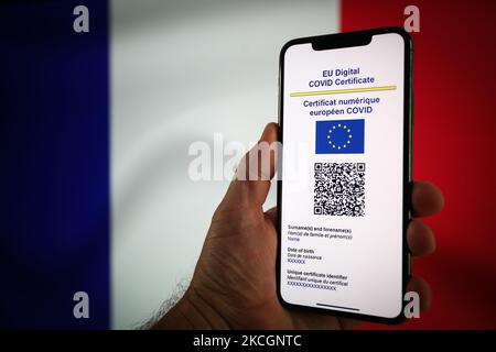 Auf einem mobilen Gerät mit einer französischen Flagge im Hintergrund ist in dieser Abbildung am 1. Juli 2021 in Warschau, Polen, ein EU-COVID-Zertifikat zu sehen. Das EU-COVID-Zertifikat, ein Dokument in digitaler oder analoger Form, das es vollständig geimpften Personen ermöglicht, in alle 27 EU-Mitgliedstaaten zu reisen, wird seit Juli 1 zur Verfügung gestellt. (Foto von STR/NurPhoto) Stockfoto