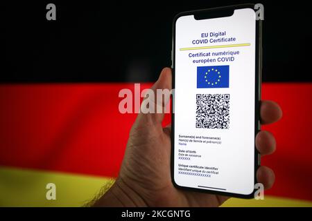 Auf einem mobilen Gerät mit einer deutschen Flagge im Hintergrund ist in dieser Fotoillustrierung am 1. Juli 2021 in Warschau, Polen, ein EU-COVID-Zertifikat zu sehen. Das EU-COVID-Zertifikat, ein Dokument in digitaler oder analoger Form, das es vollständig geimpften Personen ermöglicht, in alle 27 EU-Mitgliedstaaten zu reisen, wird seit Juli 1 zur Verfügung gestellt. (Foto von STR/NurPhoto) Stockfoto