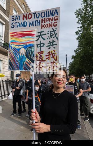 LONDON, GROSSBRITANNIEN - 01. JULI 2021: Demonstranten demonstrieren am 01. Juli 2021 in London, England, vor der chinesischen Botschaft zur Unterstützung der Demokratiebewegung in Hongkong. Heute jährt sich zum 100.. Mal die Kommunistische Partei Chinas und zum 24. Mal seit der britischen Übergabe Hongkongs an die Volksrepublik China. (Foto von Wiktor Szymanowicz/NurPhoto) Stockfoto