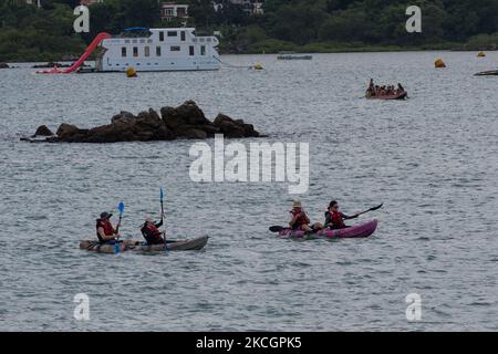 Touristen fahren am 14. Juni 2021 gern mit dem Kajak im Hafen von Sai Kung in Hongkong, China. (Foto von Marc Fernandes/NurPhoto) Stockfoto