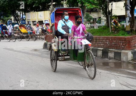 Eine Rikscha-Fahrerin trägt Passagiere während der strengen Covid-19 Coronavirus-Sperre in Dhaka, Bangladesch, am 2. Juli 2021. Die Behörden Bangladeschs verhängten eine Woche lang die landesweite Sperre, die aufgrund der zunehmenden Coronavirus-Infektionen und der Todesfälle durch Coronavirus im Land immer häufiger durchgeführt wurde. (Foto von Mamunur Rashid/NurPhoto) Stockfoto