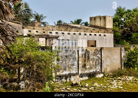 Überreste eines Wohnhauses, das während des Bürgerkrieges in Jaffna, Sri Lanka, zerstört wurde. Dies ist nur eine der vielen Erinnerungen an die tiefen Narben, die während des 26-jährigen Bürgerkrieges zwischen der srilankischen Armee und der LTTE (Liberation Tigers of Tamil Eelam) entstanden sind. Die Vereinten Nationen schätzen, dass während des Krieges etwa 40.000 Menschen getötet wurden. (Foto von Creative Touch Imaging Ltd./NurPhoto) Stockfoto