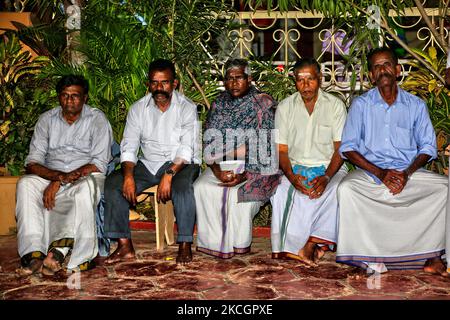 Tamilische Hindu-Anhänger ruhen sich aus, nachdem sie Musikern beim Nallur Festival im Nallur Kandaswamy Kovil (Nallur-Tempel) in Jaffna, Sri Lanka, traditionelle karnatische Andachtslieder vorführen. Der Tempel von Nallur ist die bedeutendste und gesellschaftlich wichtigste Institution für Sri-lankische Hindu-Tamilen. Der heutige Tempel wurde im Jahr 1734 n. Chr. erbaut und ist physisch der größte Hindu-Tempelkomplex in Sri Lanka. (Foto von Creative Touch Imaging Ltd./NurPhoto) Stockfoto