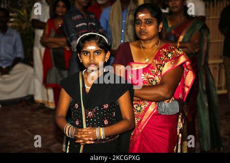 Tamilische Hindu hören Musikern beim Nallur Festival im Nallur Kandaswamy Kovil (Nallur Tempel) in Jaffna, Sri Lanka, traditionelle karnatische Andachtslieder zu. Der Tempel von Nallur ist die bedeutendste und gesellschaftlich wichtigste Institution für Sri-lankische Hindu-Tamilen. Der heutige Tempel wurde im Jahr 1734 n. Chr. erbaut und ist physisch der größte Hindu-Tempelkomplex in Sri Lanka. (Foto von Creative Touch Imaging Ltd./NurPhoto) Stockfoto