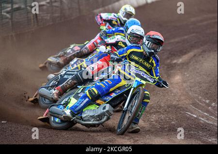 Troy Batchelor (Rot) führt Dan Bewley (Weiß), Kyle Howarth (Blau) und Tom Brennan (Gelb) während des SGB-Premiership-Spiels zwischen Sheffield Tigers und Belle Vue Aces am 1.. Juli 2021 im Owlerton Stadium, Sheffield England. (Foto von Ian Charles/MI News/NurPhoto) Stockfoto