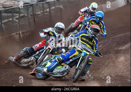 Troy Batchelor (Rot) führt Dan Bewley (Weiß), Kyle Howarth (Blau) und Tom Brennan (Gelb) während des SGB-Premiership-Spiels zwischen Sheffield Tigers und Belle Vue Aces am 1.. Juli 2021 im Owlerton Stadium, Sheffield England. (Foto von Ian Charles/MI News/NurPhoto) Stockfoto