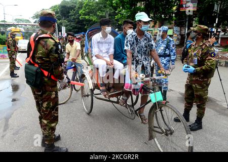 Während der strikten Covid-19-Coronavirus-Sperre in Dhaka, Bangladesch, am 2. Juli 2021 patrouilliert das bangladeschische Armeepersonal auf der Straße an einem Kontrollpunkt. Die Behörden Bangladeschs verhängten eine Woche lang die landesweite Sperre, die aufgrund der zunehmenden Coronavirus-Infektionen und der Todesfälle durch Coronavirus im Land immer häufiger durchgeführt wurde. (Foto von Mamunur Rashid/NurPhoto) Stockfoto