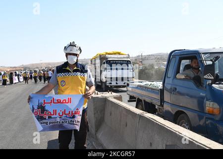 Proteste gegen die Einreise humanitärer Hilfe nach Syrien am 2. Juli 2021 in Idlib, Syrien. Eine Menschenkette wird von Arbeitnehmern aus der Zivilgesellschaft, der humanitären Hilfe, Und die medizinischen und Rettungsdienste forderten in einer Mahnwache die Aufrechterhaltung einer UN-Resolution, die den Übergang von humanitärer Hilfe in den von Rebellen gehaltenen Nordwesten von Syrien, Idlib, den Grenzübergang Bab al-Hawa mit nahe Bab al-Hawa entlang der Autobahn, die es mit der Stadt Idlib verbindet, genehmigt. Der UN-Sicherheitsrat befindet sich in der Phase der Abstimmung über einen Entwurf zur Verlängerung des Mechanismus für grenzüberschreitende Hilfshilfen, der aus Angst vor einem russischen Veto besteht, sagte Russland mir Stockfoto