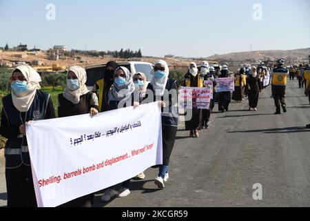 Proteste gegen die Einreise humanitärer Hilfe nach Syrien am 2. Juli 2021 in Idlib, Syrien. Eine Menschenkette wird von Arbeitnehmern aus der Zivilgesellschaft, der humanitären Hilfe, Und die medizinischen und Rettungsdienste forderten in einer Mahnwache die Aufrechterhaltung einer UN-Resolution, die den Übergang von humanitärer Hilfe in den von Rebellen gehaltenen Nordwesten von Syrien, Idlib, den Grenzübergang Bab al-Hawa mit nahe Bab al-Hawa entlang der Autobahn, die es mit der Stadt Idlib verbindet, genehmigt. Der UN-Sicherheitsrat befindet sich in der Phase der Abstimmung über einen Entwurf zur Verlängerung des Mechanismus für grenzüberschreitende Hilfshilfen, der aus Angst vor einem russischen Veto besteht, sagte Russland mir Stockfoto