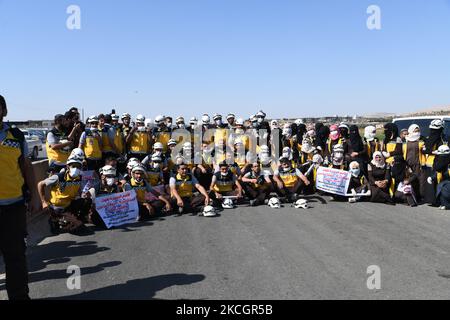 Proteste gegen die Einreise humanitärer Hilfe nach Syrien am 2. Juli 2021 in Idlib, Syrien. Eine Menschenkette wird von Arbeitnehmern aus der Zivilgesellschaft, der humanitären Hilfe, Und die medizinischen und Rettungsdienste forderten in einer Mahnwache die Aufrechterhaltung einer UN-Resolution, die den Übergang von humanitärer Hilfe in den von Rebellen gehaltenen Nordwesten von Syrien, Idlib, den Grenzübergang Bab al-Hawa mit nahe Bab al-Hawa entlang der Autobahn, die es mit der Stadt Idlib verbindet, genehmigt. Der UN-Sicherheitsrat befindet sich in der Phase der Abstimmung über einen Entwurf zur Verlängerung des Mechanismus für grenzüberschreitende Hilfshilfen, der aus Angst vor einem russischen Veto besteht, sagte Russland mir Stockfoto