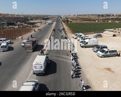 Proteste gegen die Einreise humanitärer Hilfe nach Syrien am 2. Juli 2021 in Idlib, Syrien. Eine Menschenkette wird von Arbeitnehmern aus der Zivilgesellschaft, der humanitären Hilfe, Und die medizinischen und Rettungsdienste forderten in einer Mahnwache die Aufrechterhaltung einer UN-Resolution, die den Übergang von humanitärer Hilfe in den von Rebellen gehaltenen Nordwesten von Syrien, Idlib, den Grenzübergang Bab al-Hawa mit nahe Bab al-Hawa entlang der Autobahn, die es mit der Stadt Idlib verbindet, genehmigt. Der UN-Sicherheitsrat befindet sich in der Phase der Abstimmung über einen Entwurf zur Verlängerung des Mechanismus für grenzüberschreitende Hilfshilfen, der aus Angst vor einem russischen Veto besteht, sagte Russland mir Stockfoto