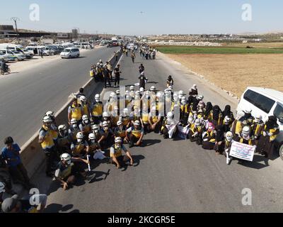 Proteste gegen die Einreise humanitärer Hilfe nach Syrien am 2. Juli 2021 in Idlib, Syrien. Eine Menschenkette wird von Arbeitnehmern aus der Zivilgesellschaft, der humanitären Hilfe, Und die medizinischen und Rettungsdienste forderten in einer Mahnwache die Aufrechterhaltung einer UN-Resolution, die den Übergang von humanitärer Hilfe in den von Rebellen gehaltenen Nordwesten von Syrien, Idlib, den Grenzübergang Bab al-Hawa mit nahe Bab al-Hawa entlang der Autobahn, die es mit der Stadt Idlib verbindet, genehmigt. Der UN-Sicherheitsrat befindet sich in der Phase der Abstimmung über einen Entwurf zur Verlängerung des Mechanismus für grenzüberschreitende Hilfshilfen, der aus Angst vor einem russischen Veto besteht, sagte Russland mir Stockfoto